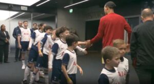 Tottenham 'mời gọi' Van Dijk trong khoảnh khắc hài hước tại Carabao Cup