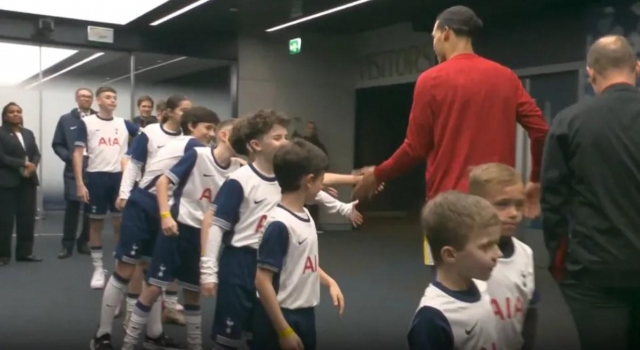 Tottenham 'mời gọi' Van Dijk trong khoảnh khắc hài hước tại Carabao Cup